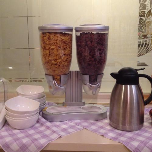 two food blenders sitting on a kitchen counter with food at Hotel Vienna in Milan