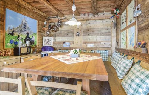 a dining room with a wooden table and chairs at Lovely Home In Lamon With Wifi in Lamon
