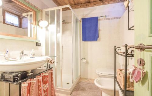 Ett badrum på Lovely Home In Lamon With Wifi