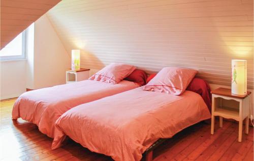מיטה או מיטות בחדר ב-Awesome Home In Sibiril Mogueriec With 2 Bedrooms