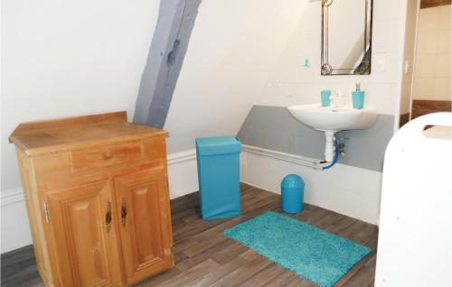 y baño con lavabo, aseo y espejo. en Stunning Home In Berville-sur-mer With Kitchen, en Berville-sur-Mer