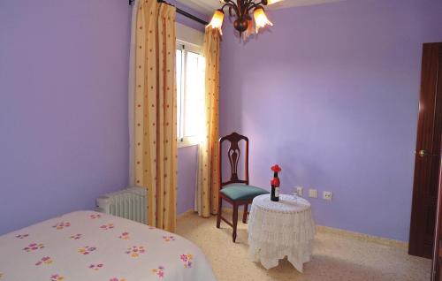 3 Bedroom Nice Apartment In Jerez De La Frontera 객실 침대