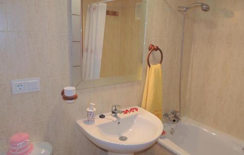 Bathroom sa 3 Bedroom Nice Apartment In Jerez De La Frontera