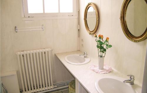 ห้องน้ำของ Cozy Home In La Fort Fouesnant With Kitchenette