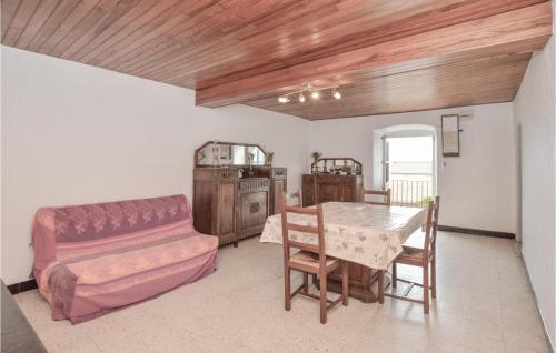 ein Wohnzimmer mit Tisch und Couch in der Unterkunft 2 Bedroom Cozy Apartment In Pietranera in Pietranera