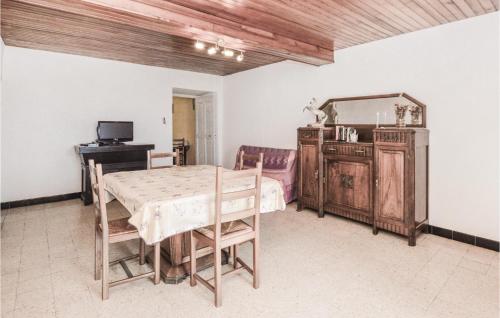 - une salle à manger avec une table et des meubles dans l'établissement 2 Bedroom Cozy Apartment In Pietranera, à Pietranera