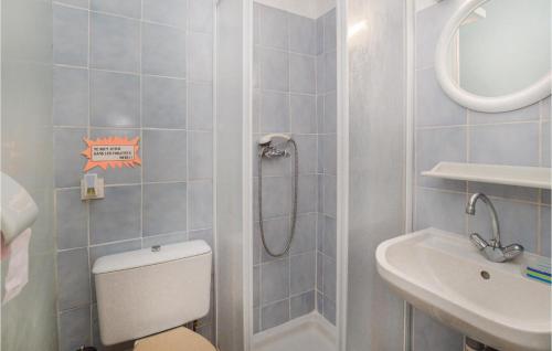 Vannas istaba naktsmītnē Lovely Apartment In Pietranera With Wifi
