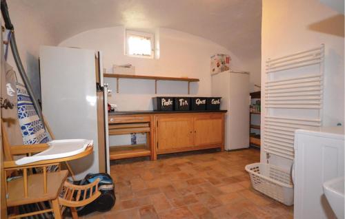 Η κουζίνα ή μικρή κουζίνα στο Nice Home In Roynac With 5 Bedrooms, Private Swimming Pool And Outdoor Swimming Pool