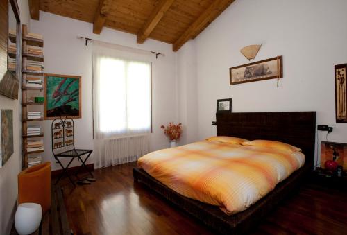 Un dormitorio con una cama grande y una ventana en Elena Paternoster, en San Lazzaro di Savena