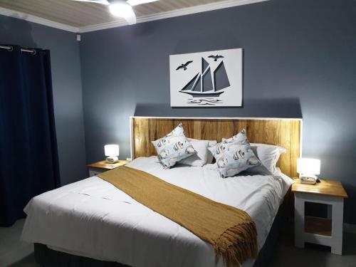 1 dormitorio con 1 cama con un velero en la pared en Southport Sands en Southport