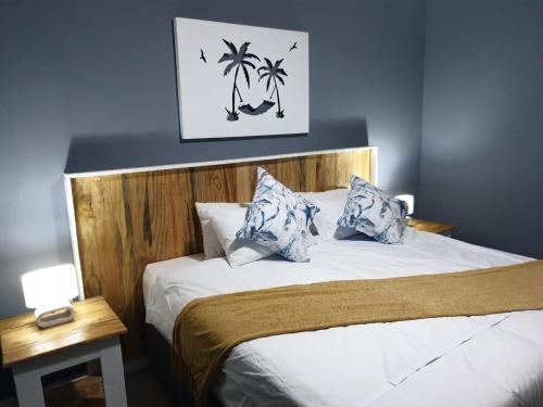1 dormitorio con 1 cama con cabecero de madera en Southport Sands en Southport