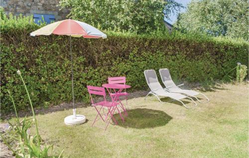 2 chaises, une table et un parasol dans la cour dans l'établissement 1 Bedroom Awesome Home In Penvénan, à Penvénan