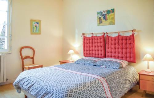une chambre avec un grand lit avec une tête de lit rouge dans l'établissement 1 Bedroom Awesome Home In Penvénan, à Penvénan