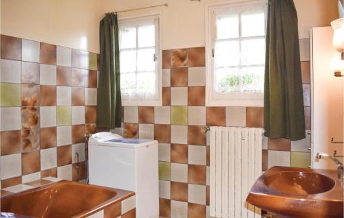 Penvénanにある1 Bedroom Awesome Home In Penvnanの小さなバスルーム(シンク、冷蔵庫付)