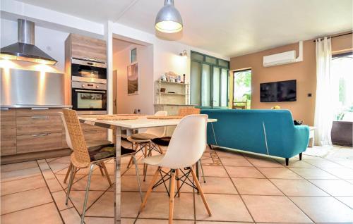 une cuisine et une salle à manger avec une table et des chaises dans l'établissement Awesome Home In Violès With Wifi, à Violès