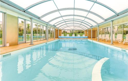 una grande piscina con soffitto in vetro di Le Hameau De Peemor Pen a Morgat