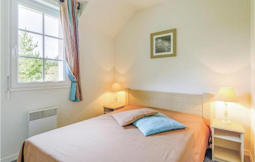 une chambre avec un lit et une fenêtre dans l'établissement Le Hameau De Peemor Pen, à Morgat