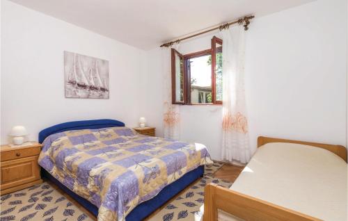 sypialnia z łóżkiem i oknem w obiekcie Nice Apartment In Barbat-rab With House A Panoramic View w mieście Barbat na Rabu