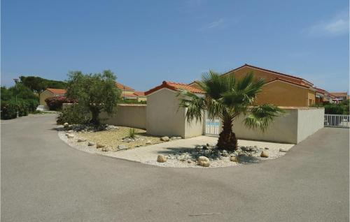 un palmier au milieu d'une allée dans l'établissement Cozy Home In Torreilles - Plage, à Torreilles