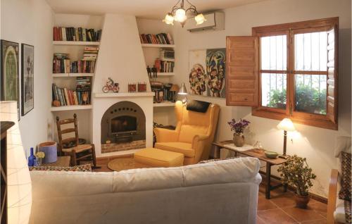 ein Wohnzimmer mit Couch und Kamin in der Unterkunft Nice Home In Canillas De Albaida in Canillas de Albaida