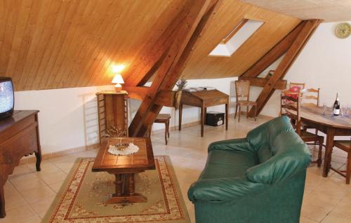 un salon avec un canapé vert et une table dans l'établissement Gîte Du Jocou, à Glandage