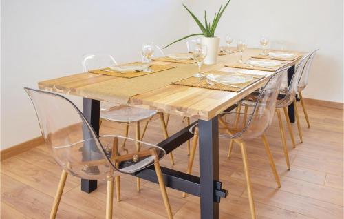 - une table en bois avec des chaises et des verres à vin dans l'établissement Gorgeous Home In Créances With Wifi, à Créances