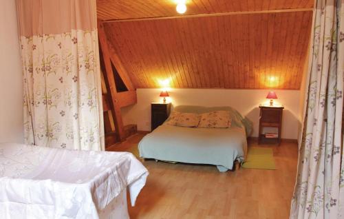 een slaapkamer met 2 bedden en 2 lampen bij Gte Du Jocou in Glandage