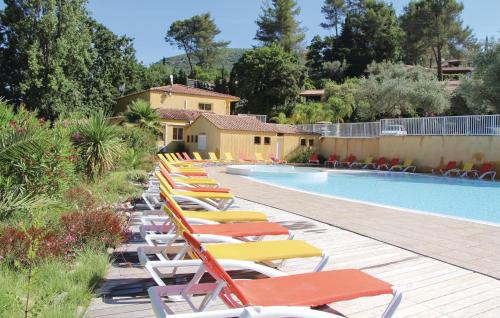 - une rangée de chaises longues à côté de la piscine dans l'établissement Les Cottages Varois, à Solliès-Toucas