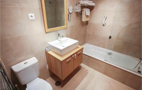 uma casa de banho com um lavatório, um WC e uma banheira em Awesome Apartment In Sucina With Wifi em Sucina