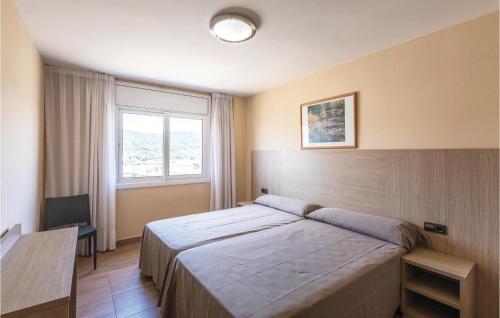 マルグラット・デ・マルにあるBeautiful Apartment In Malgrat De Mar With 2 Bedrooms, Wifi And Outdoor Swimming Poolのベッドルーム(大型ベッド1台、窓付)