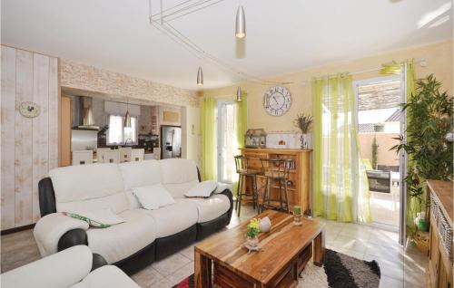 un salon avec un canapé blanc et une table dans l'établissement Beautiful Home In Maubec, à Maubec