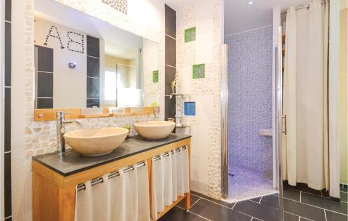 ein Bad mit 2 Waschbecken und einer Dusche in der Unterkunft Nice Home In Maubec With Kitchen in Maubec