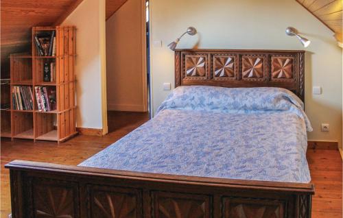 - une chambre avec un grand lit et une étagère dans l'établissement Stunning Home In Plogoff With Kitchen, à Plogoff