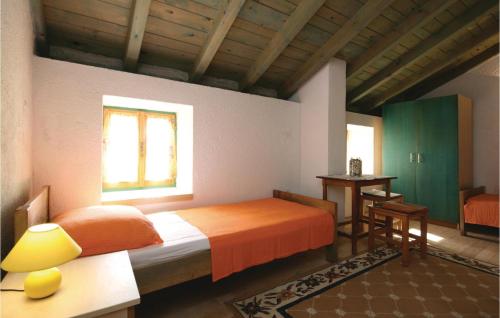 Schlafzimmer mit einem Bett, einem Tisch und einem Schreibtisch in der Unterkunft Amazing Home In Jadrija With 2 Bedrooms And Wifi in Jadrija