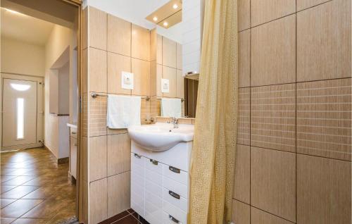 Bilik mandi di Stunning Apartment In Lukovo Sugarje With 2 Bedrooms