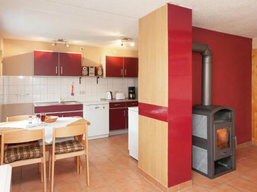 Kuchyň nebo kuchyňský kout v ubytování Quaint Holiday Home in G ntersberge near Lake