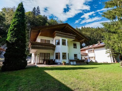 ein Haus mit einem großen Hof und Bäumen in der Unterkunft Cosy apartment in Sch nau am K nigsee in a wooded location in Schönau am Königssee