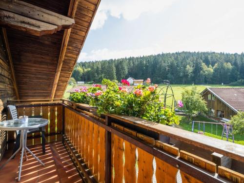 Cosy farmhouse apartment in Bavaria near the Arber ski areaにあるバルコニーまたはテラス