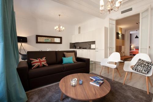 バルセロナにあるClick&Flat Seneca Suitesのリビングルーム(ソファ、テーブル付)