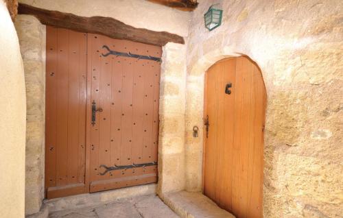 - deux portes en bois dans un bâtiment en pierre dans l'établissement 1 Bedroom Lovely Home In Viens, à Viens