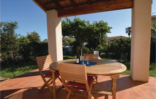 une table et des chaises en bois sur une terrasse dans l'établissement Nice Home In Prunete With Wifi, à Prunete