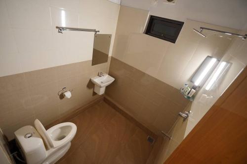 Un baño pequeño con inodoro y lavabo. en Entire Villa at the Heart of the Wayanad Forest., en Kutta