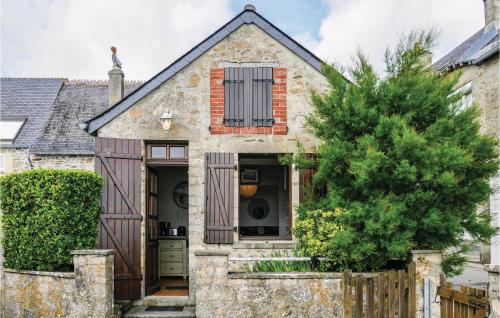 une maison ancienne avec une porte et une fenêtre dans l'établissement Beautiful Home In Morsalines With Wifi, à Morsalines