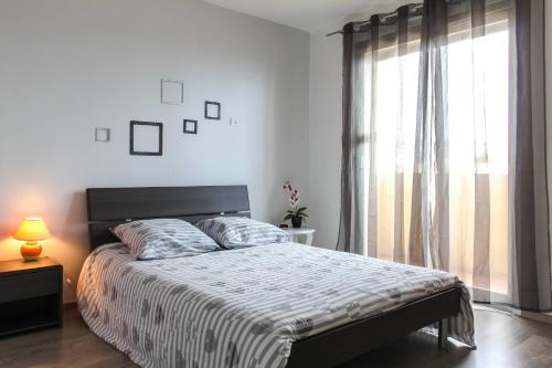 A bed or beds in a room at Nice Ouest - Flat up to 6 with balcony