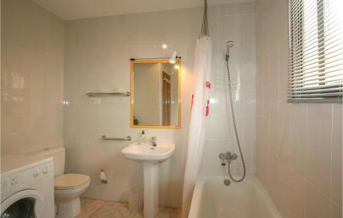 A bathroom at 2 Bedroom Stunning Home In Santa Pola