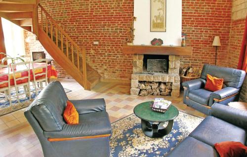 un salon avec deux canapés et une cheminée dans l'établissement Nice Home In Gouy St, Andre With Wifi, à Gouy-Saint-André