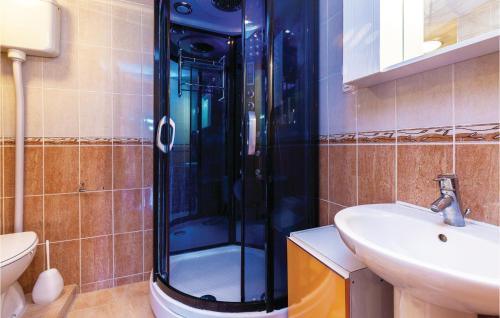 1 Bedroom Gorgeous Apartment In Selce في سيلتسي: حمام مع دش ومغسلة ومرحاض