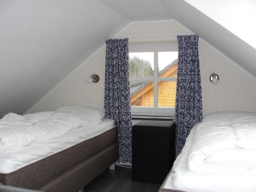 ヴィンターベルクにあるTasteful apartment in Neuastenberg near ski areaの窓付きの部屋 ベッド2台