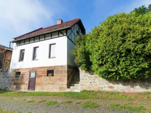 ヴァルデックにあるSpacious holiday home in Hesse with gardenのレンガ造りの古い建物