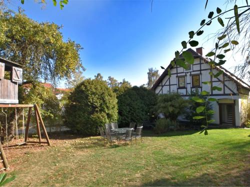 ヴァルデックにあるSpacious holiday home in Hesse with gardenの庭のテーブルと椅子付きの家